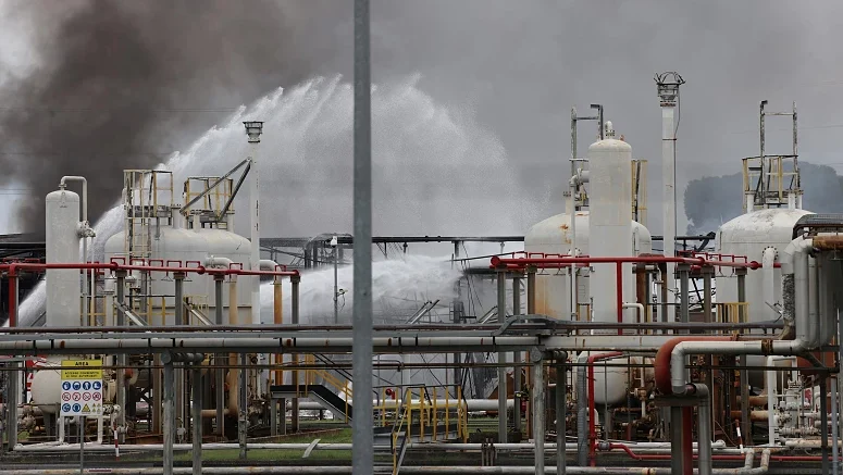 Explosão Em Refinaria Em Itália