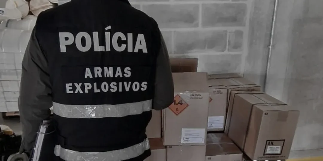 Polícia Armas E Explosivos