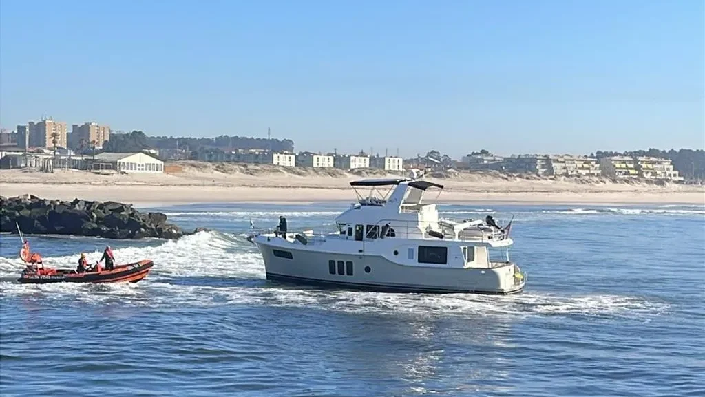 Embarcação De Recreio Inglesa Encalha